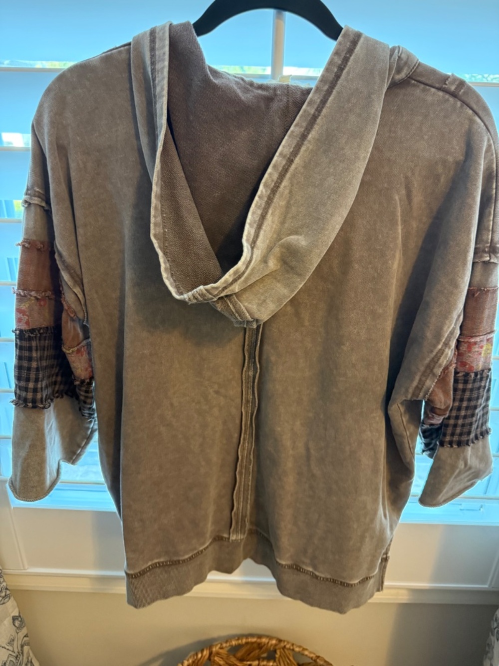 Easel Sweatshirt with a hood and 3/4 length sleeve - Picture 3 of 3